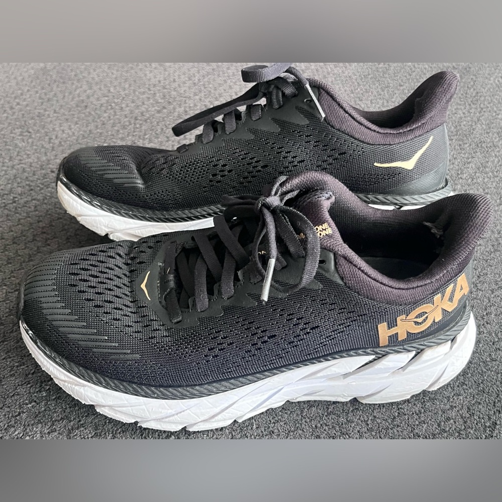 Hoka Women’s Clifton 7 Running Shoes, Size 5